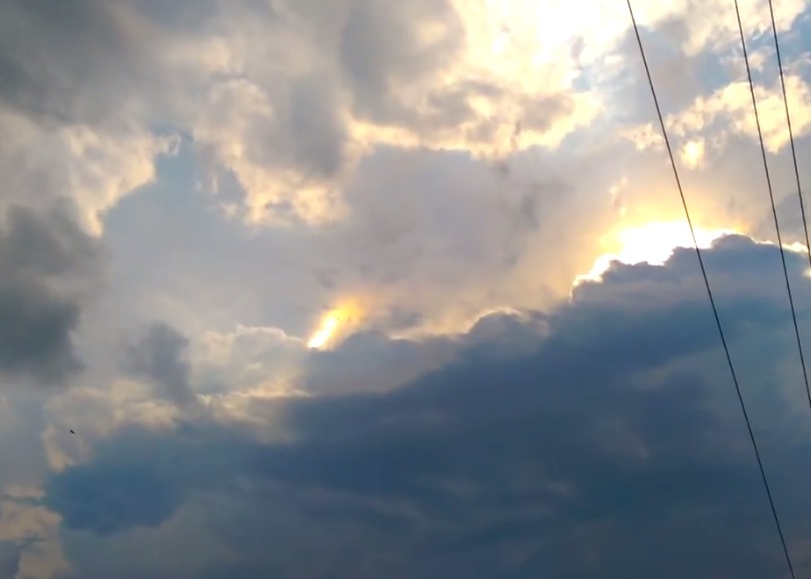 黄光柱时而震动,时而跳跃,有网友怀疑是有外星物体在云层之间。