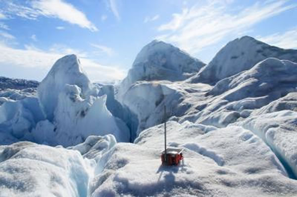部署在黑尔海姆冰川的20个GPS感应器之一