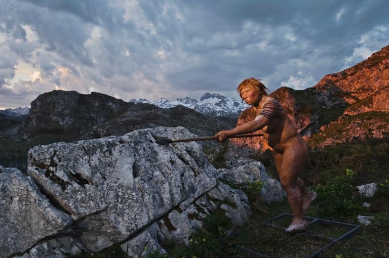 �����ؽ�ͼ�������һ���ֳֳ�ì���ᰲ����Ů�ԡ���ѧ��֪���ִ������ᰲ����������ͬס��ŷ�ޣ�����ż���ӽ����� Photograph by Joe McNally