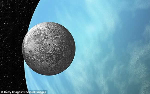 天文学家认为,正在死去的恒星会向外喷出残骸物,落到绕恒星系外围运行的巨型行星上。