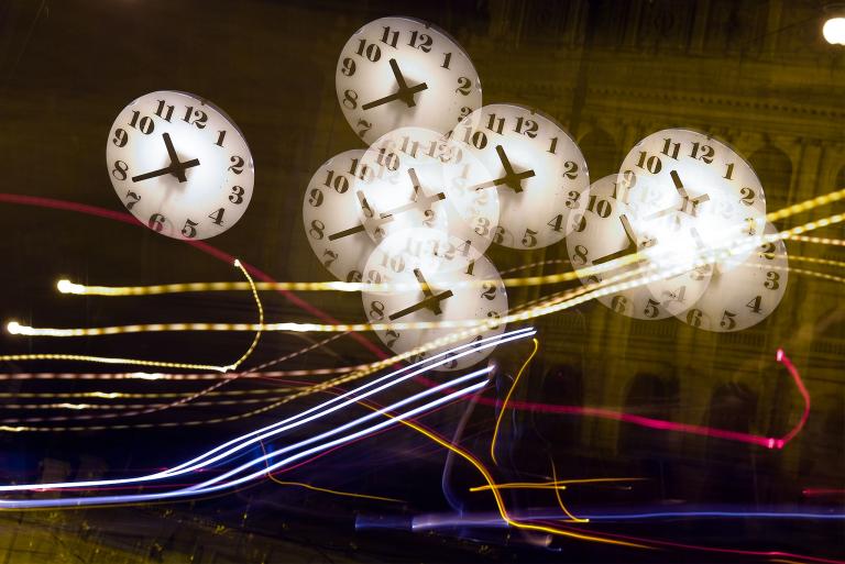 捷克共和国首都布拉格的一扇玻璃窗上,流泄着时钟与灯光的倒影。 Photograph by Abraham Nowitz, National Geographic