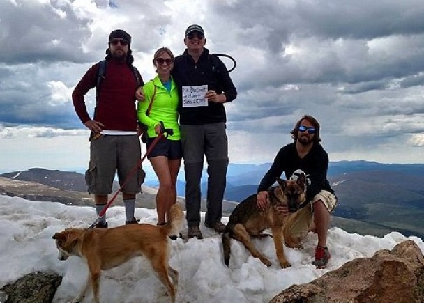 哈德曼与兰保(右)当日与另外3名友人一起登山远足。