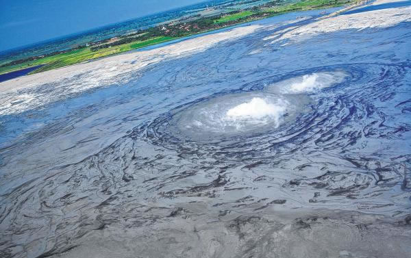 印尼一家油气公司9年前在东爪哇一片稻田勘探油气时突然涌出大量泥浆,迄今仍未停止。