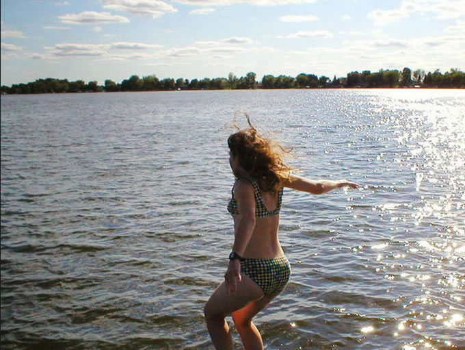 美国有女子怀疑因为游泳而受到食脑变形虫感染,一命呜呼。