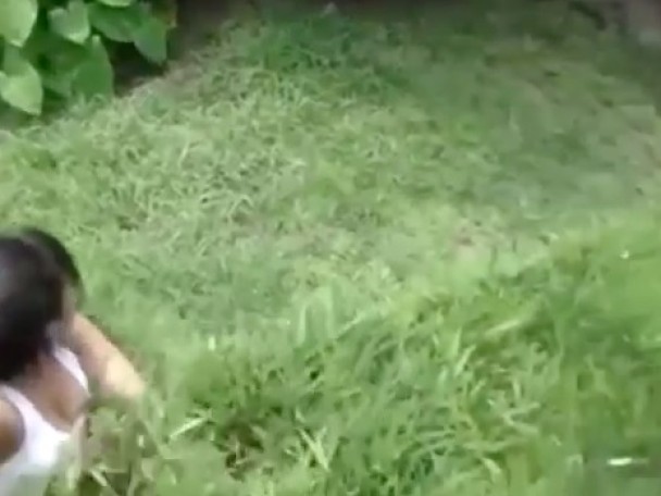 少女闯入鳄鱼休息地。