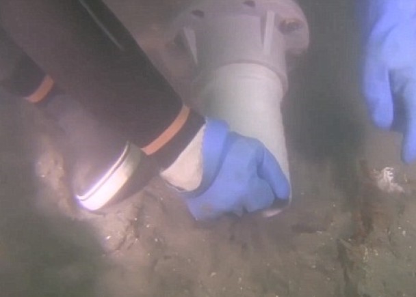 考古学家在船上找到一些属于13世纪的瓷器