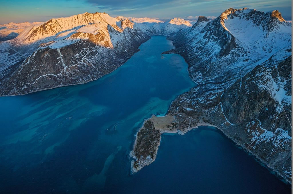 虎鲸偏好在可以将鲱鱼逼到水面的地方捕食它们,比如安斯峡湾中灰白色的浅滩。 Photograph by Paul Nicklen