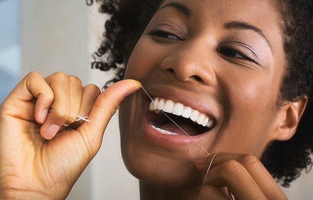 牙医建议勤用牙线