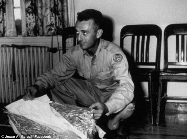 布拉索带着情报官员马塞尔(Jesse Marcel)少校和另一名军官到现场检视,并载回一大堆东西回基地检验。