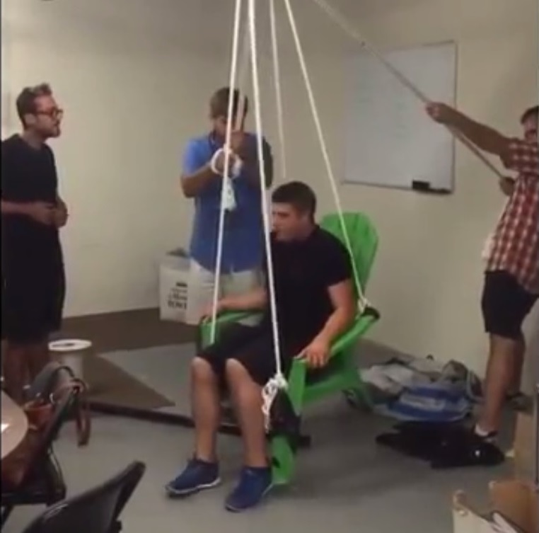 博里亚(中)试坐“气球椅”