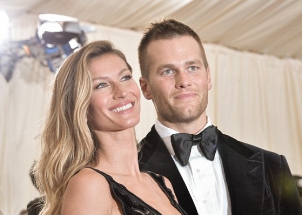 身形健硕如韦坚逊(右)亦被视为过重。