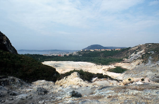 意大利那不勒斯的坎皮佛莱格瑞火山口的冠岩与古罗马混凝土非常相似