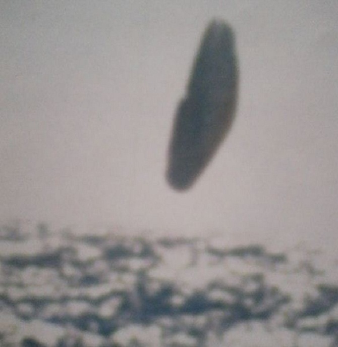 超自然调查机构认为美军正在跟踪不明飞行物在冰岛至挪威海域的活动,但也有分析指出,这是美军自己在测试飞行器或者航空器溅落的测试。法国超自然杂志同时该披露,拍摄这些