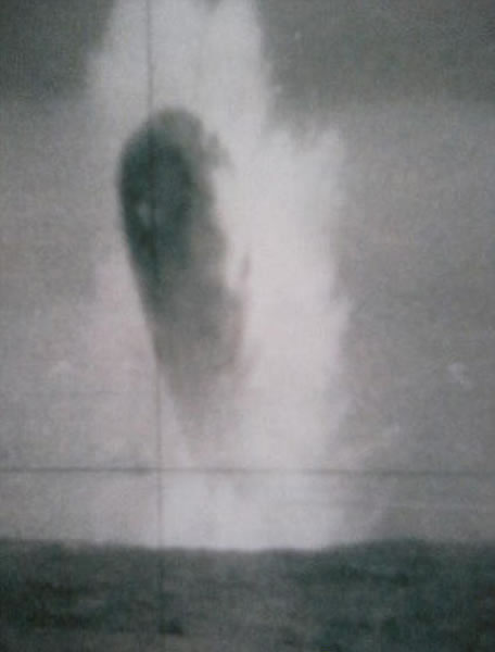 比如美国就经常发现飞艇型、雪茄型的不明飞行物。奈杰尔-沃森还透露,他曾经考察过一个1908年的极地探险记录,描述的是爱斯基摩人如何谈论一个飞艇状的飞行器。