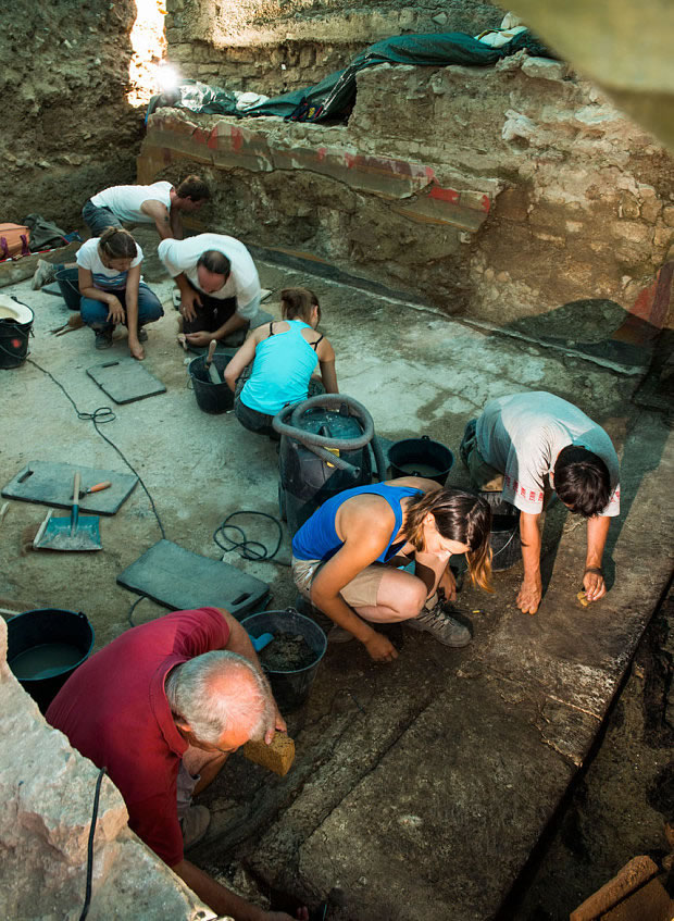 法国2千年历史壁画碎片拼凑出完整古罗马时期妇人脸孔