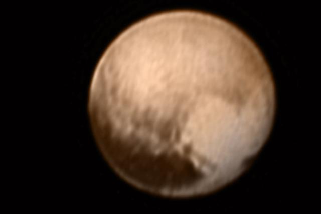 冥王星在1930年代被发现,长期以来科学家认为冥王星是一个太阳系边缘的孤独天体