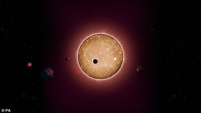 这是艺术家描绘的Kepler-444恒星,及其环绕的5颗行星,科学家推测称,这个远古行星系统可能存在着超级智慧文明形式。