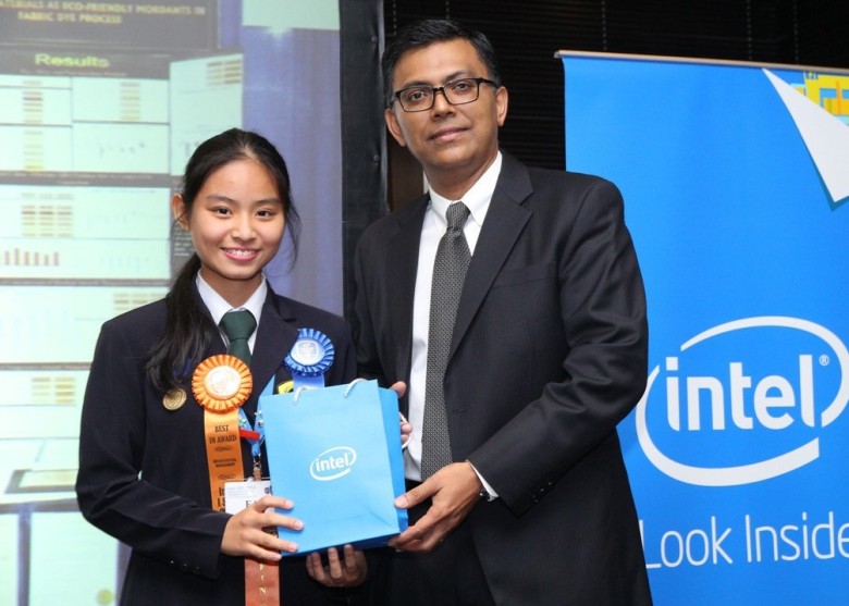 杨守菲(左)以生物废弃物转化成为环保材料,在去年的美国英特尔国际科学与工程大赛中获得环保项目冠军。