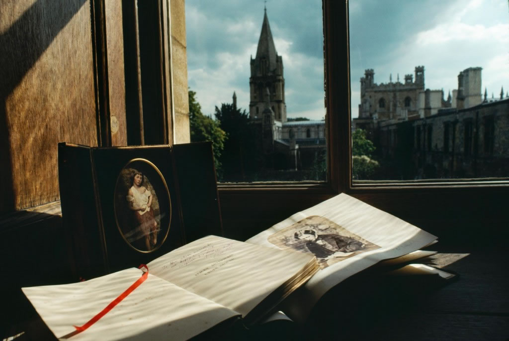 ���ȴ���λ�ڵ���ɭ������ţ���ѧ������ѧԺ����ͼ���ҵĴ��ӣ����Ը����˿‧���¶��ͼ������һ����ˣ��ͥԺ�� Photograph by Sam A