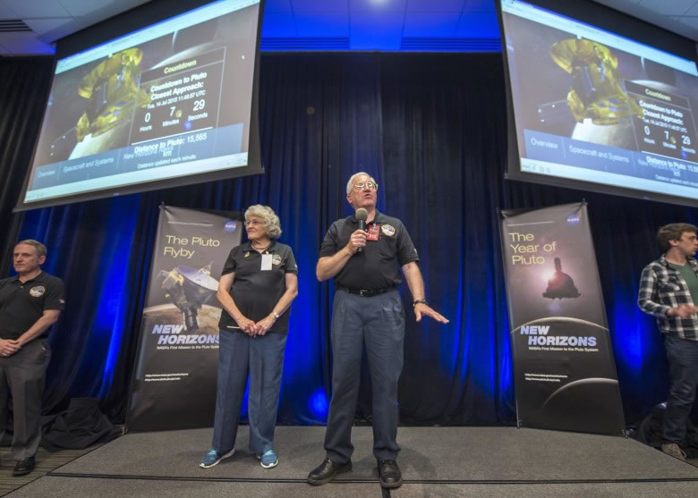 冥王星发现者汤博的两名子女(中)亦现身控制中心,直击新视野号回传讯号。