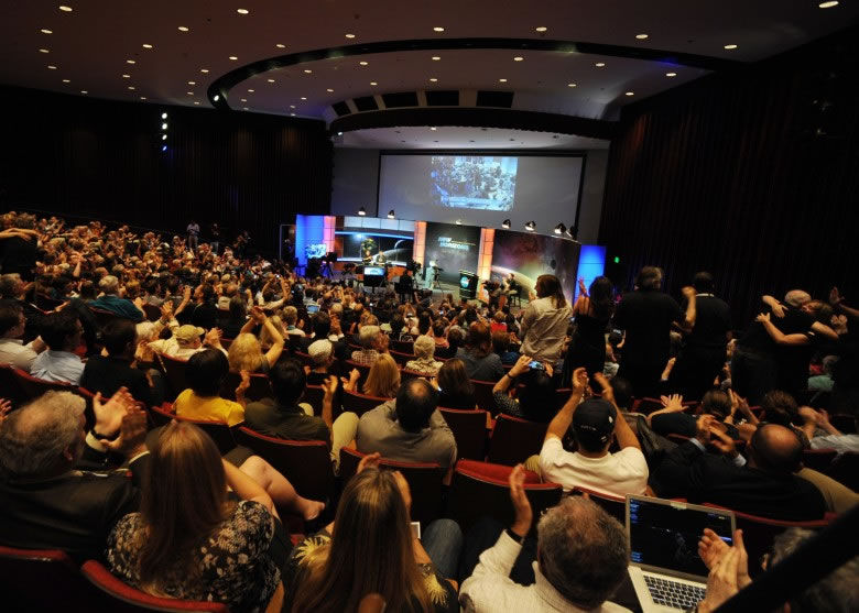 新视野号讯号回传获确认一刻,控制中心里的科学家和工程师随即欢呼拥抱道贺。