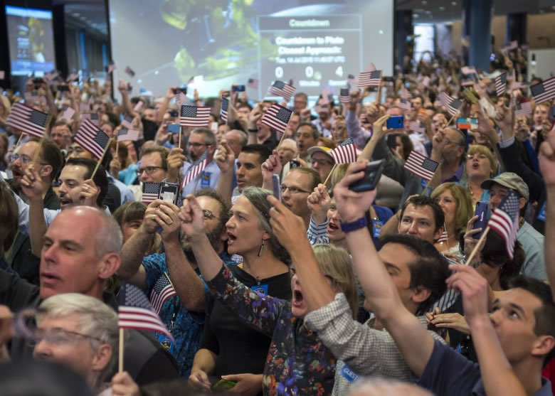 新视野号传回讯号时,控制室内的科学家都兴奋欢呼。