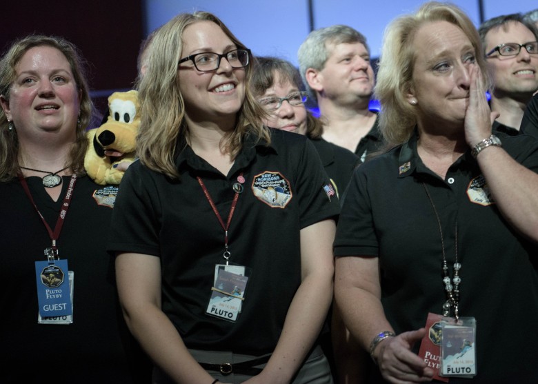 有研究员得悉新视野号成功传回讯号喜极而泣。