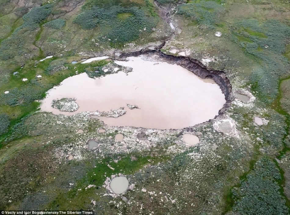 另一个神秘巨洞B2(照片显示)被几个更小的火山口围绕,它们都充满水。科学家认为,这是由一座泥火山和一个小丘下冰的融化共同作用的结果。