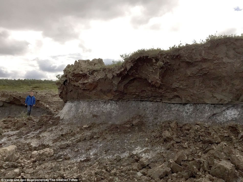 照片显示,博戈亚夫伦斯基正在检查B2。这位科学家说,有些火山口的形成好像十分复杂。气体从侧槽喷发出来,形成一些围绕主火山口的小火山口。这个主火山口好像是一座泥火