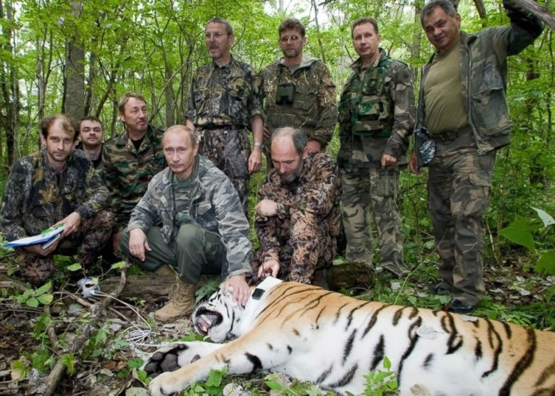 �վ���ǰ�Ҷ����������ϻ�������˹����ָ�ڱ�����԰��ɱһͷҰ�ܡ�ͼΪ�վ�ȥ��5�����Է�������˹������2ͷ�ϻ���