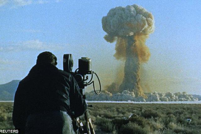 ͼ����ʾ��Ϊ1957��һλ��Ӱʦ����������������ԣ��ڻ�������һ�����������鳡