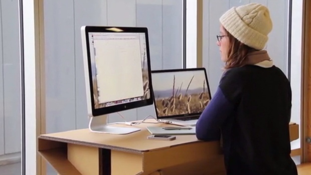 长久站立工作可导致背部疼痛或永久性肌肉劳损