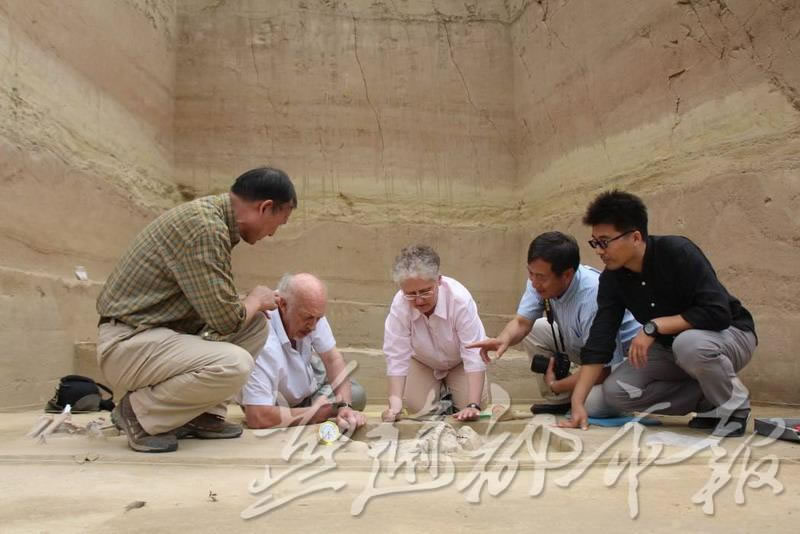 南非金山大学学者在发掘现场