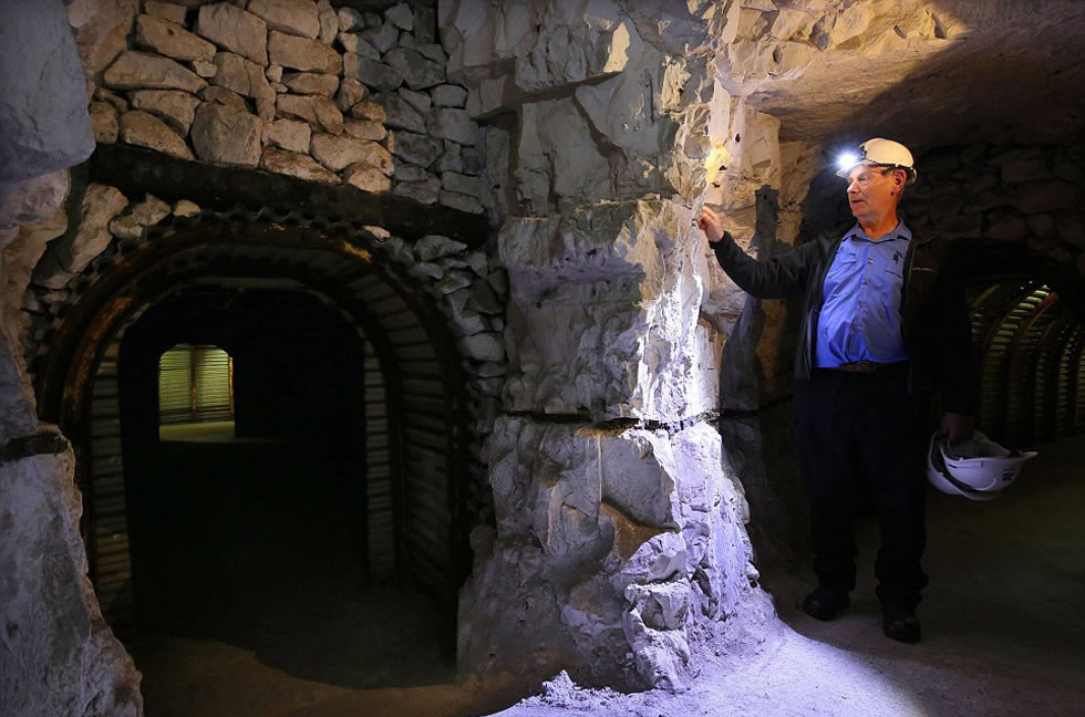 图中是韦斯,他是数百名帮助修复地下通道的志愿者之一。