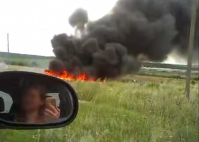 该对情侣正拍摄事发现场的情况