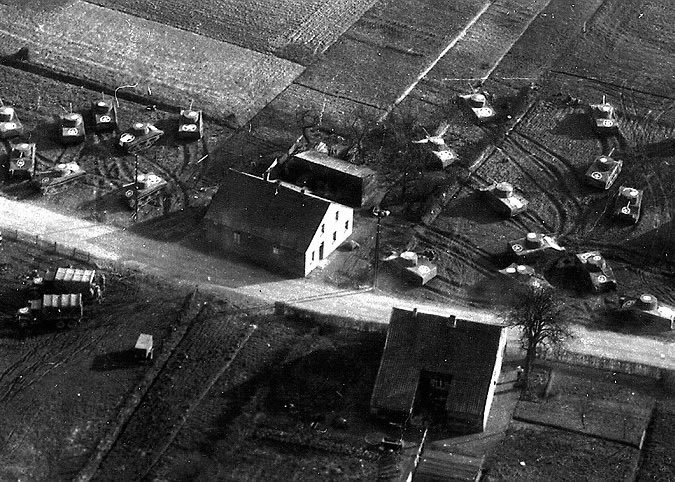 在半空望下去,假坦克和卡车的像真度甚高。