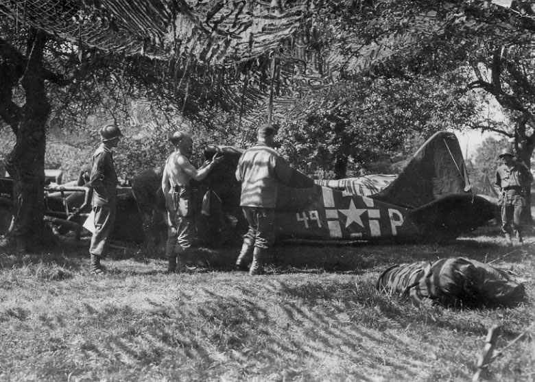 “幽灵部队”除了制造充气坦克卡车外,亦有L5侦察机的充气模型。