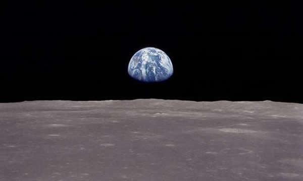 地球升起:阿波罗8号的宇航员从月球轨道上拍摄的经典照片