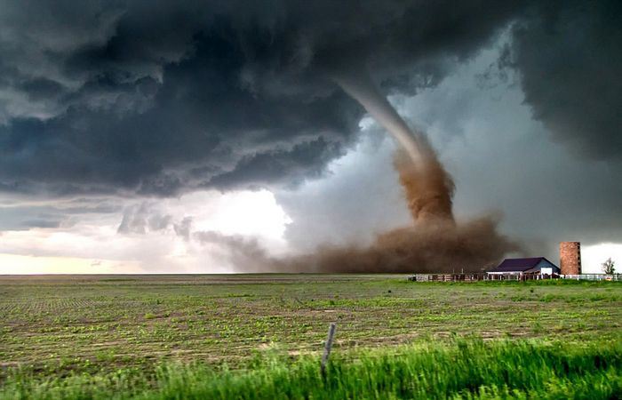 美国职业龙卷风猎人在科罗拉多州一小时就成功追到14场龙卷风