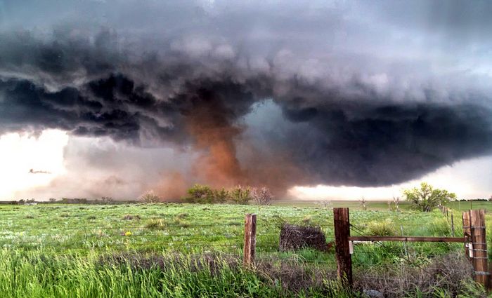 美国职业龙卷风猎人在科罗拉多州一小时就成功追到14场龙卷风