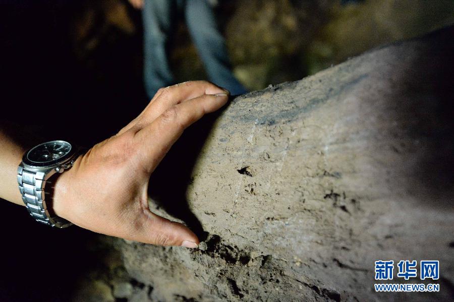 北山洞内古人类生活过的粘土垫层(7月23日摄)。