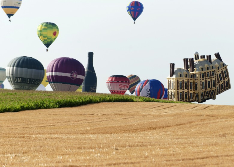 热气球有酒瓶形状,亦有建筑物形的。
