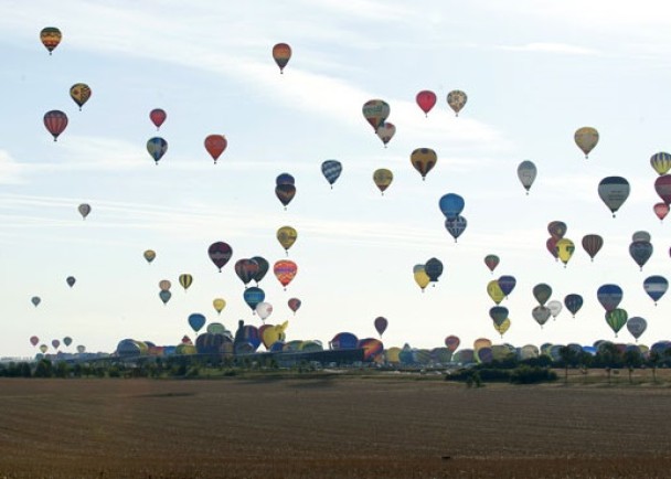热气球升空一刻,十分壮观。