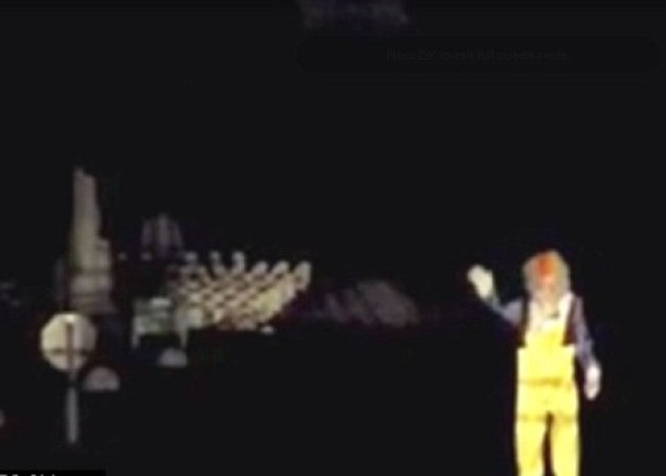 小丑诡异地向人挥手