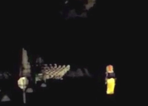 挥手后,小丑旋即步入坟场。