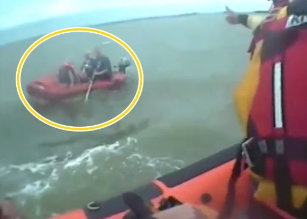 Ӣ��һ����ڣ���Ȧʾ����ʻСͧ���밶����ں�����Ư����