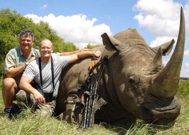 帕尔默经常走遍世界各地狩猎,曾猎杀犀牛。