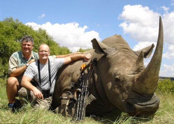 帕尔默热爱狩猎(右),曾猎杀犀牛。