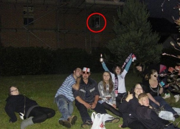 ��һֻ����Ů������Ӥ��վ�ڴ�ǰ