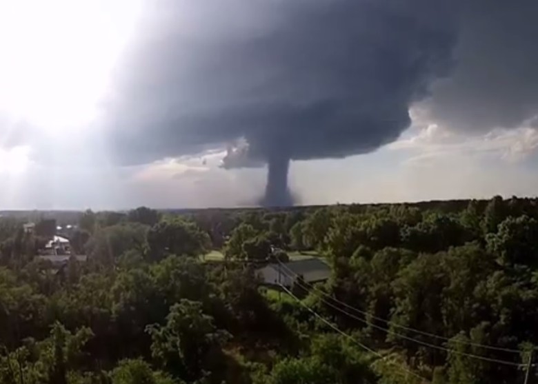 无人机升空拍下远处的龙卷风暴形成一刻